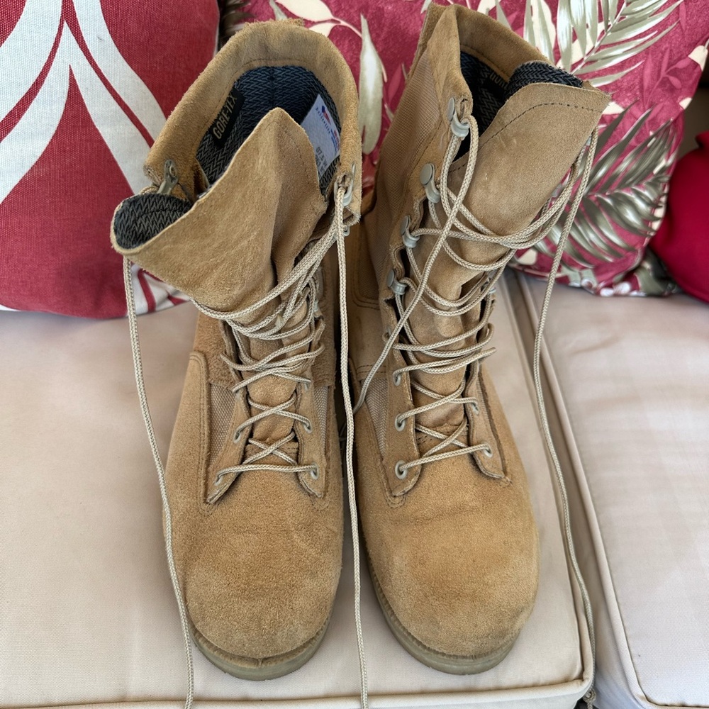 Belleville Tan Suede & Gortex Men's 7 1/2 or Women’s 8 1/2-9 Combat Boots